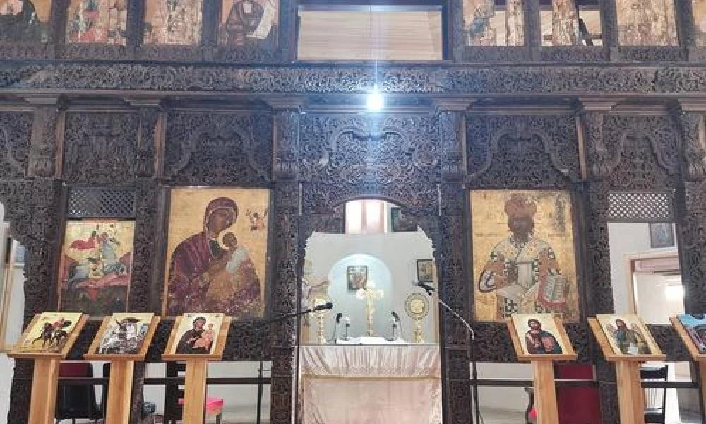 Ορθόδοξος ιερέας αποκατέστησε το μοναδικό τέμπλο του ναού στη Χομς